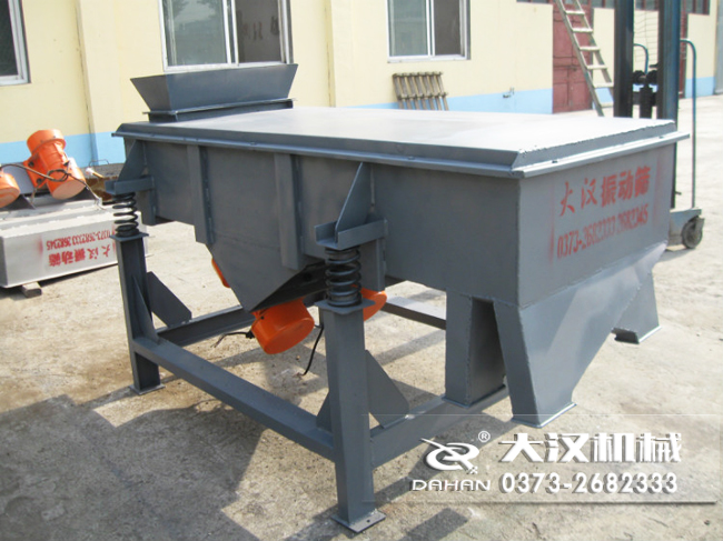 1016型直線振動(dòng)篩的材質(zhì)分為：不銹鋼，碳鋼兩種可以選擇。