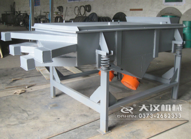  525型直線振動篩采用碳鋼材質(zhì)，有四個出料口可同時篩出5種不同的物料等級。