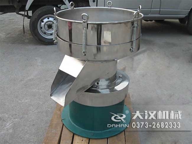 涂料振動(dòng)篩由：框體，振動(dòng)斗，出料口，振動(dòng)電機(jī)底座等部件組成