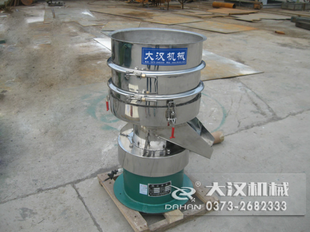 涂料過濾振動(dòng)篩：利用振動(dòng)電機(jī)的振動(dòng)力帶動(dòng)物料在篩網(wǎng)上進(jìn)行篩分，從而利用篩網(wǎng)孔徑的大小不同，完成涂料的分級(jí)，除雜等篩分目的。