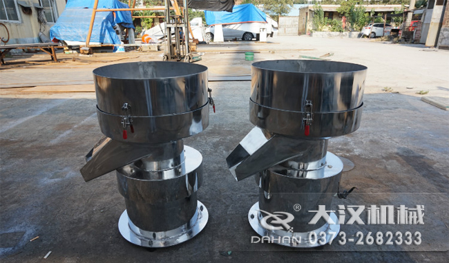 不銹鋼涂料振動(dòng)篩是一種比較受用戶歡迎的產(chǎn)品之一，主要優(yōu)勢(shì)耐酸堿，不生銹，使用壽命長(zhǎng)。