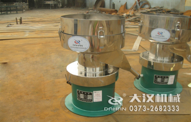 涂料振動(dòng)篩底部為碳鋼材質(zhì)，上半部分與無聊接觸的為不銹鋼材質(zhì)，這種產(chǎn)品能夠在成本上有所節(jié)約。