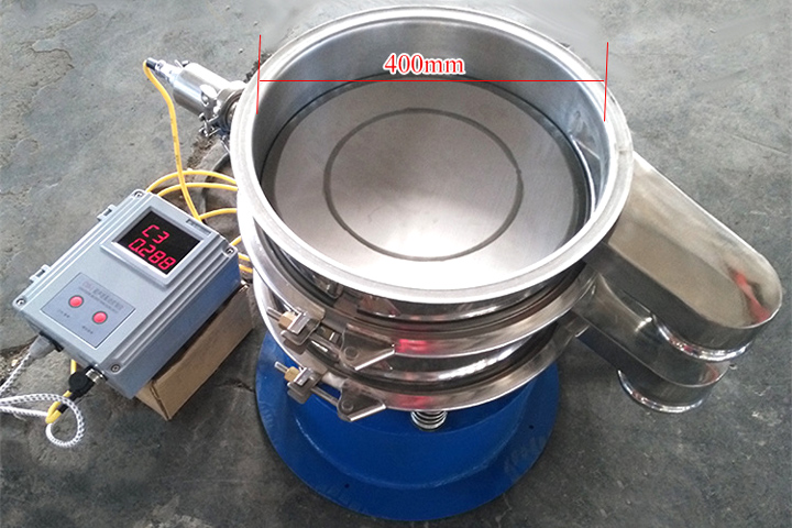 小型振動(dòng)篩采用彈跳球?yàn)榍寰W(wǎng)裝置，清網(wǎng)效果好。