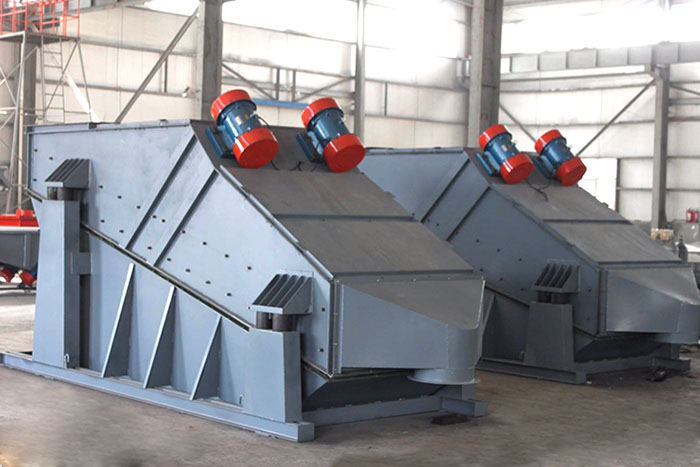 ZSG礦用振動篩采用雙電機振動，電機位置安裝在頂部，便于更好的傳遞振動力。