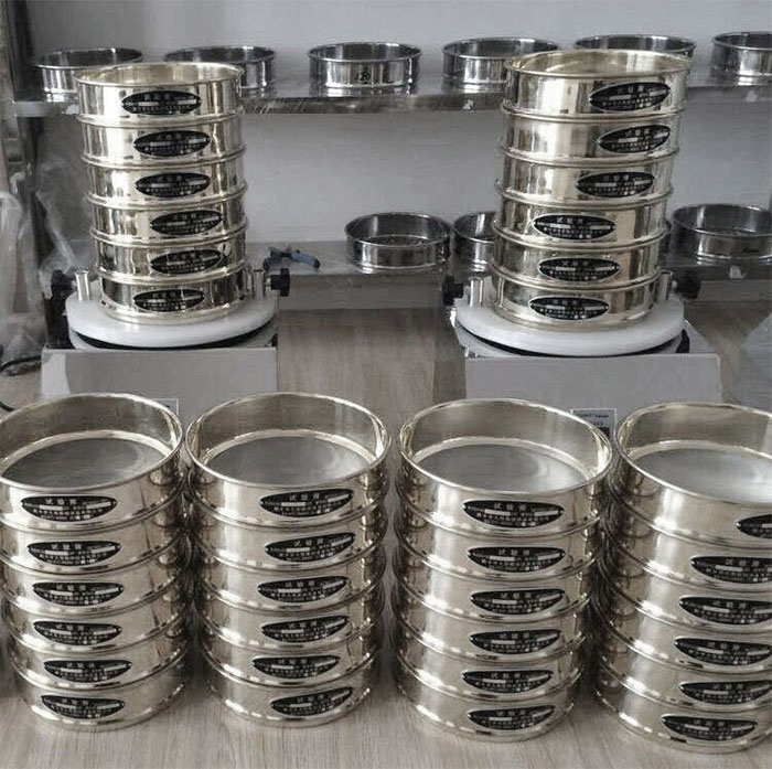 試驗(yàn)篩采用SUS403不生銹材質(zhì)，篩框壁厚0.6mm經(jīng)久耐用不變形，可耐400°高溫，可用于無機(jī)，有機(jī)溶液。