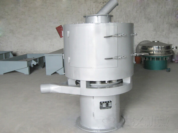 氣流篩與其它普通振動(dòng)篩不同的是其采用的是立式篩網(wǎng)，篩分主要?jiǎng)恿碜燥L(fēng)機(jī)的吹動(dòng)帶動(dòng)物料撲向篩網(wǎng)，從而完成篩分目的。